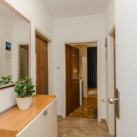 Neva With Private Bathroom 게스트하우스 3*