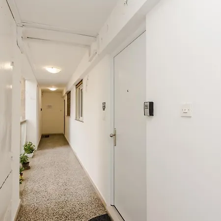 Neva With Private Bathroom 3* 자다르