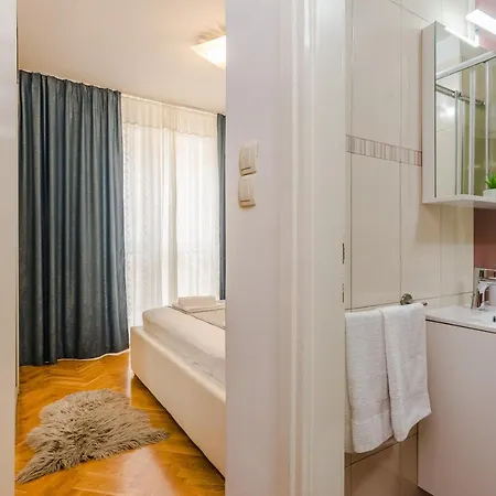 Neva With Private Bathroom Penzion Zadar