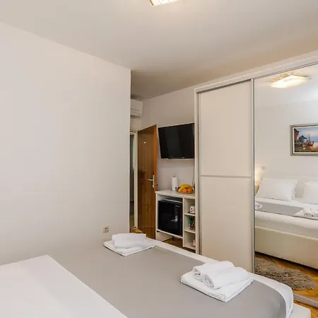 Neva With Private Bathroom ゲストハウス ザダル