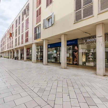 Neva With Private Bathroom ザダル