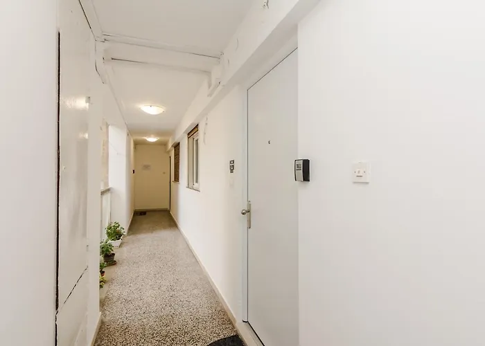 Neva With Private Bathroom 3* Zadar