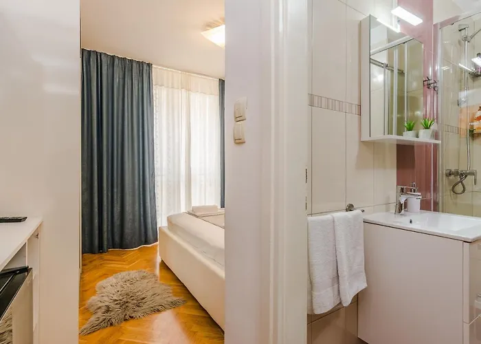 Neva With Private Bathroom Gasthof Zadar